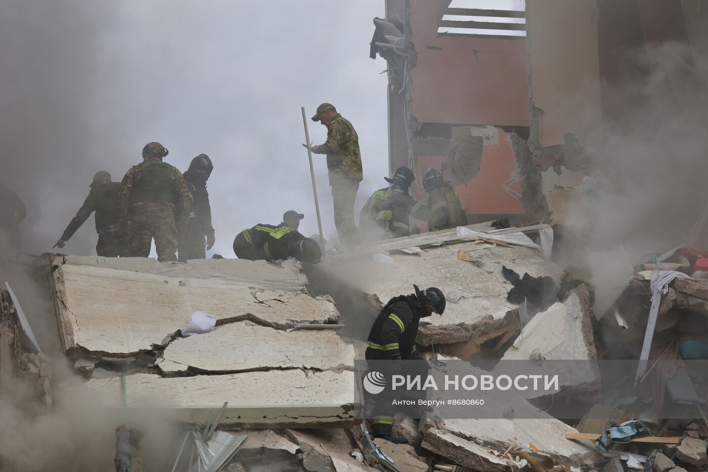 В Белгороде в результате обстрела ВСУ обрушился подъезд многоквартирного жилого дома