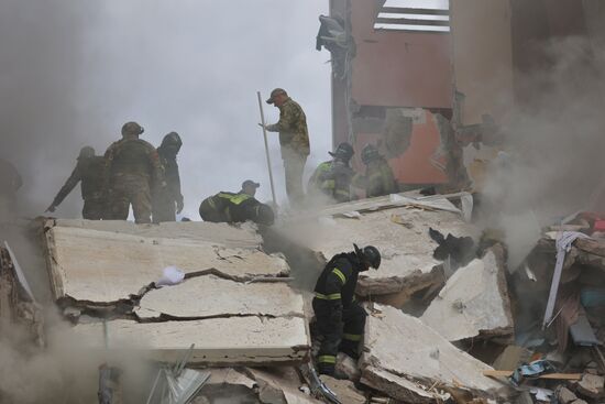 В Белгороде в результате обстрела ВСУ обрушился подъезд многоквартирного жилого дома