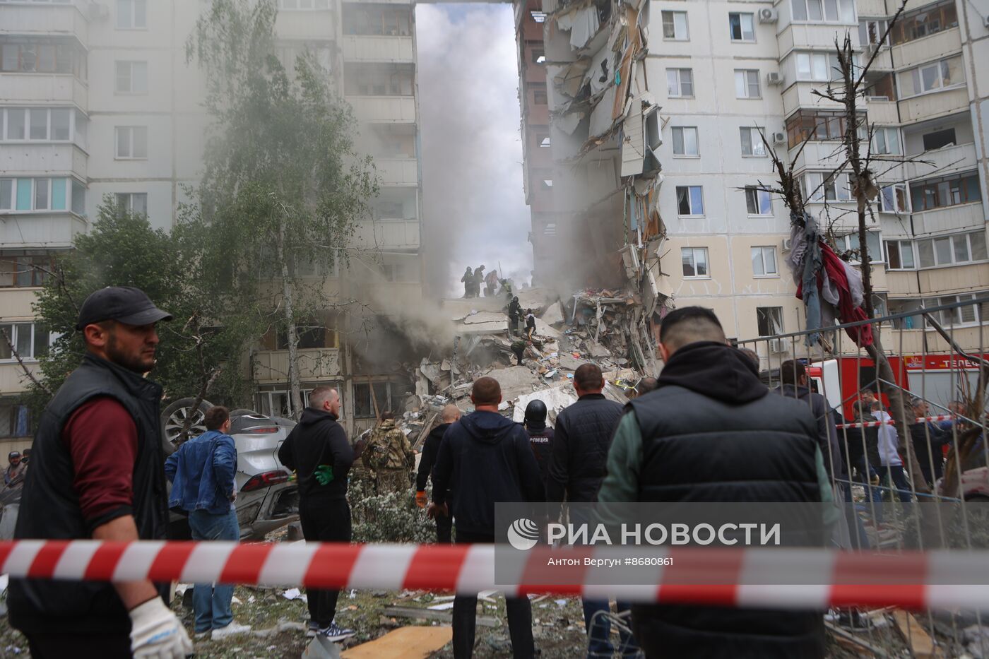 В Белгороде в результате обстрела ВСУ обрушился подъезд многоквартирного жилого дома