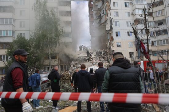 В Белгороде в результате обстрела ВСУ обрушился подъезд многоквартирного жилого дома