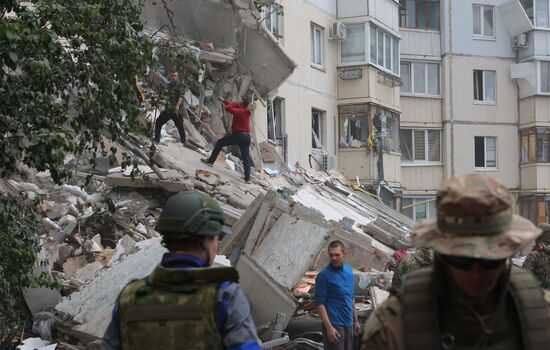 В Белгороде в результате обстрела ВСУ обрушился подъезд многоквартирного жилого дома