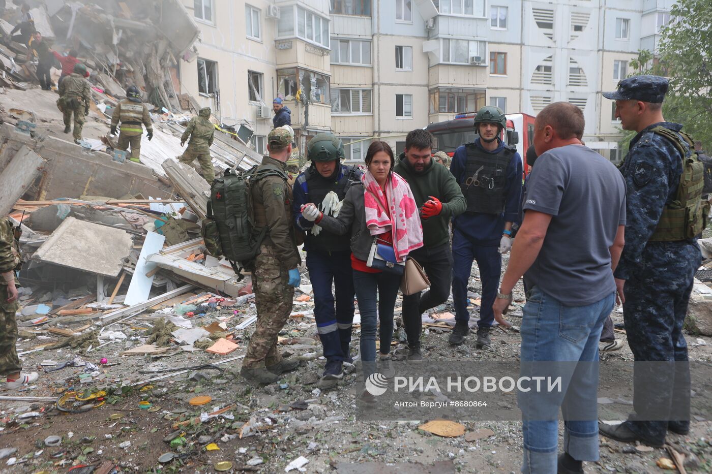 В Белгороде в результате обстрела ВСУ обрушился подъезд многоквартирного жилого дома