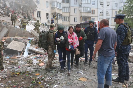 В Белгороде в результате обстрела ВСУ обрушился подъезд многоквартирного жилого дома