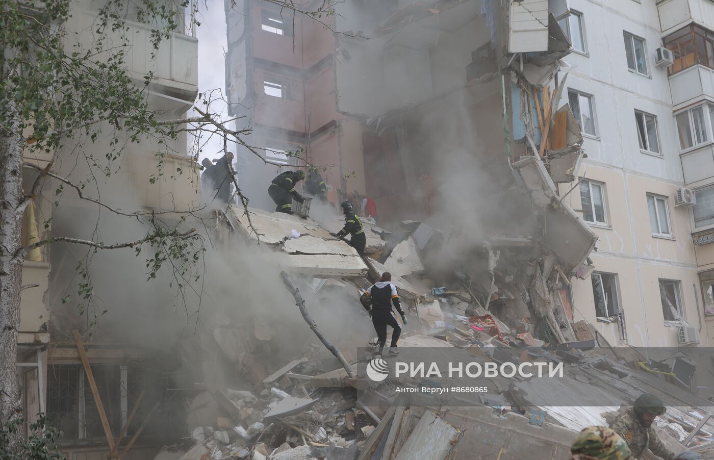 В Белгороде в результате обстрела ВСУ обрушился подъезд многоквартирного жилого дома