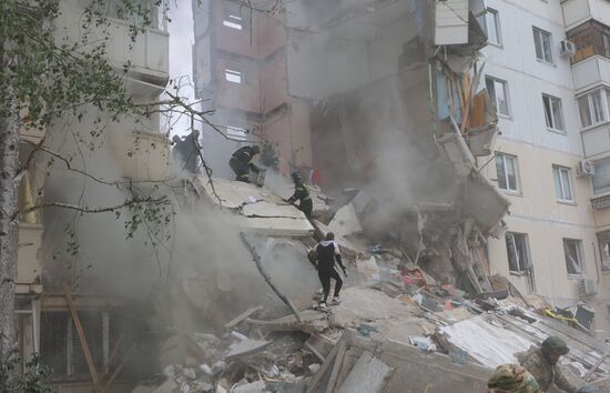 В Белгороде в результате обстрела ВСУ обрушился подъезд многоквартирного жилого дома