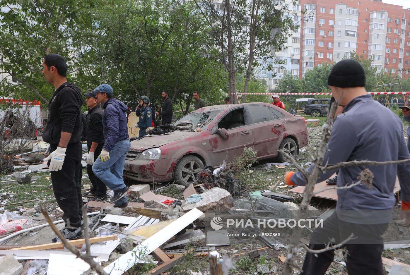 В Белгороде в результате обстрела ВСУ обрушился подъезд многоквартирного жилого дома