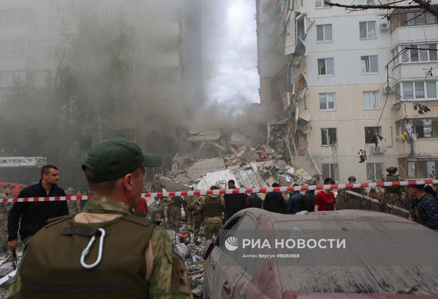 В Белгороде в результате обстрела ВСУ обрушился подъезд многоквартирного жилого дома