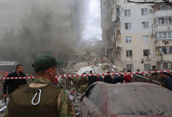 В Белгороде в результате обстрела ВСУ обрушился подъезд многоквартирного жилого дома