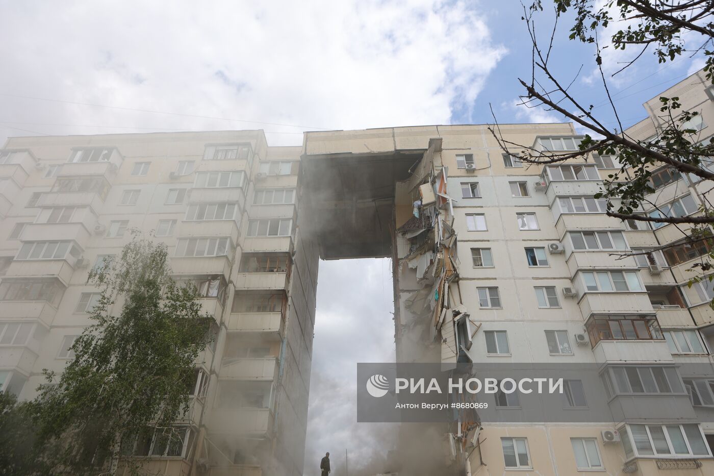 В Белгороде в результате обстрела ВСУ обрушился подъезд многоквартирного жилого дома