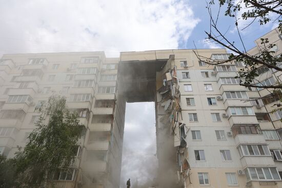 В Белгороде в результате обстрела ВСУ обрушился подъезд многоквартирного жилого дома