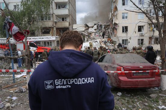 В Белгороде в результате обстрела ВСУ обрушился подъезд многоквартирного жилого дома