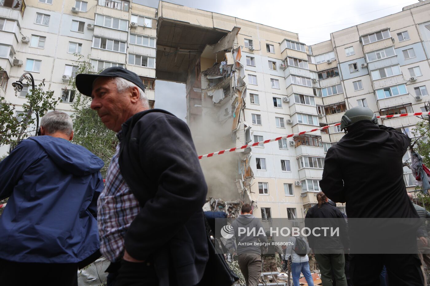 В Белгороде в результате обстрела ВСУ обрушился подъезд многоквартирного жилого дома