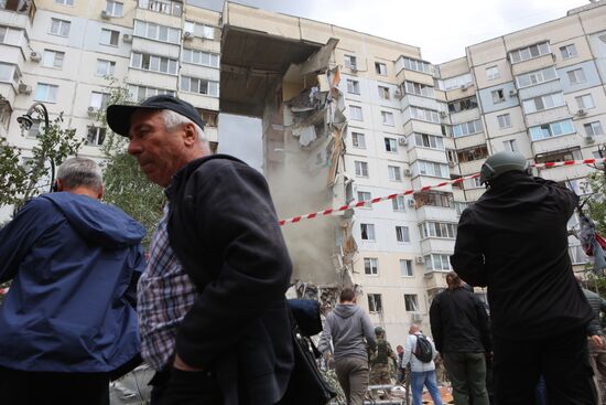 В Белгороде в результате обстрела ВСУ обрушился подъезд многоквартирного жилого дома