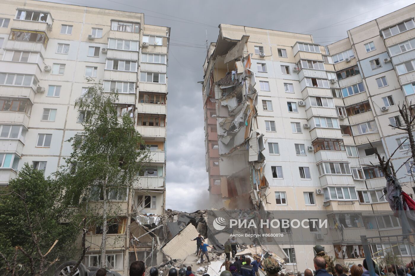 В Белгороде в результате обстрела ВСУ обрушился подъезд многоквартирного жилого дома