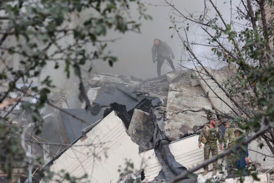 В Белгороде в результате обстрела ВСУ обрушился подъезд многоквартирного жилого дома