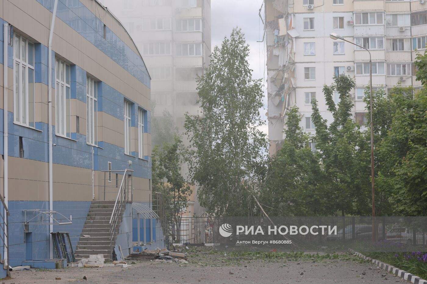 В Белгороде в результате обстрела ВСУ обрушился подъезд многоквартирного жилого дома