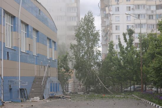 В Белгороде в результате обстрела ВСУ обрушился подъезд многоквартирного жилого дома