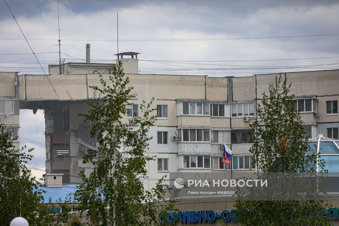 В Белгороде в результате обстрела ВСУ обрушился подъезд многоквартирного жилого дома