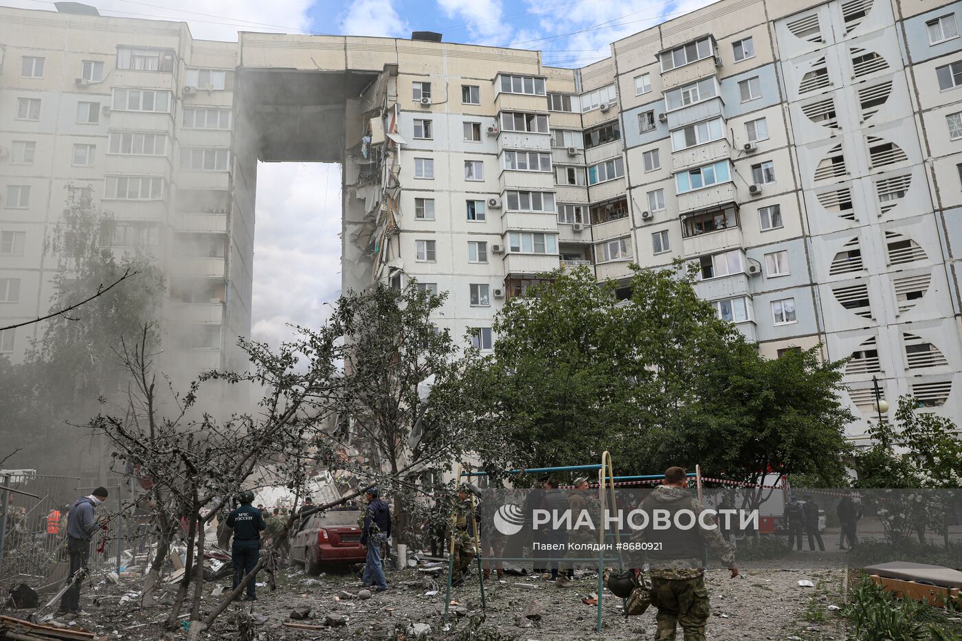 В Белгороде в результате обстрела ВСУ обрушился подъезд многоквартирного жилого дома