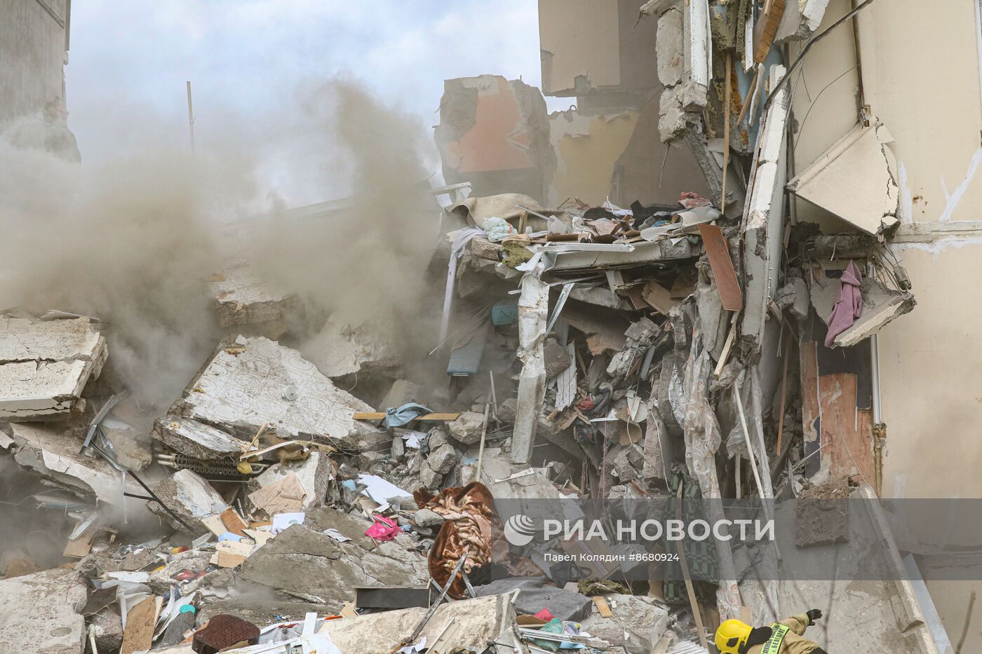 В Белгороде в результате обстрела ВСУ обрушился подъезд многоквартирного жилого дома