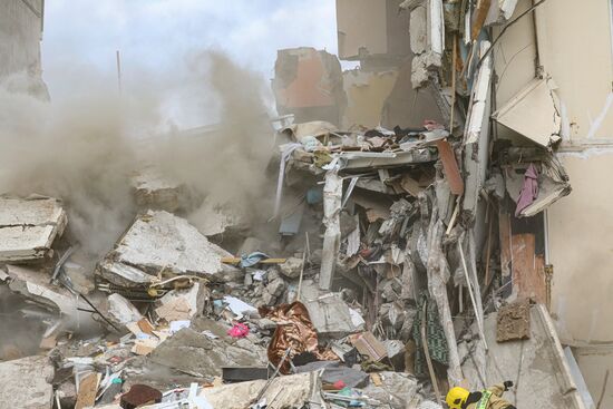 В Белгороде в результате обстрела ВСУ обрушился подъезд многоквартирного жилого дома