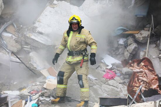 В Белгороде в результате обстрела ВСУ обрушился подъезд многоквартирного жилого дома