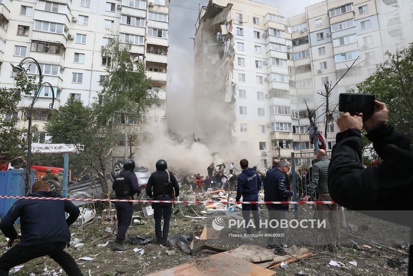 В Белгороде в результате обстрела ВСУ обрушился подъезд многоквартирного жилого дома