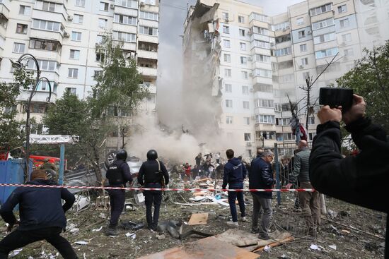 В Белгороде в результате обстрела ВСУ обрушился подъезд многоквартирного жилого дома