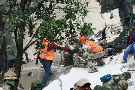 В Белгороде в результате обстрела ВСУ обрушился подъезд многоквартирного жилого дома