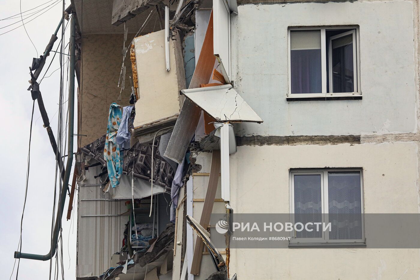 В Белгороде в результате обстрела ВСУ обрушился подъезд многоквартирного жилого дома