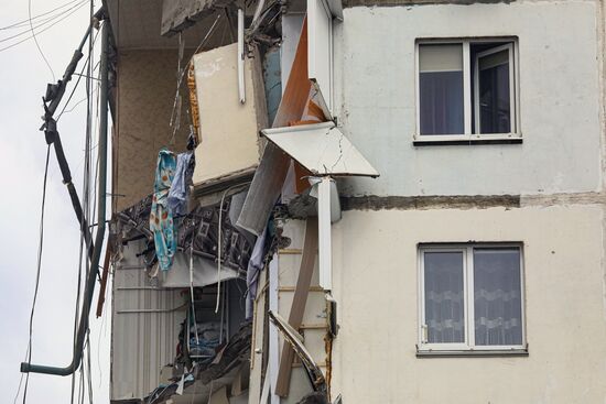 В Белгороде в результате обстрела ВСУ обрушился подъезд многоквартирного жилого дома