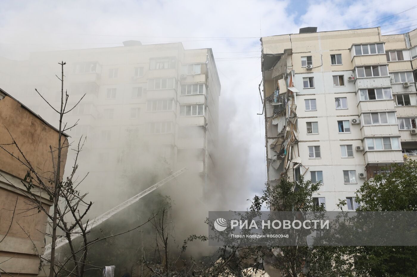 В Белгороде в результате обстрела ВСУ обрушился подъезд многоквартирного жилого дома