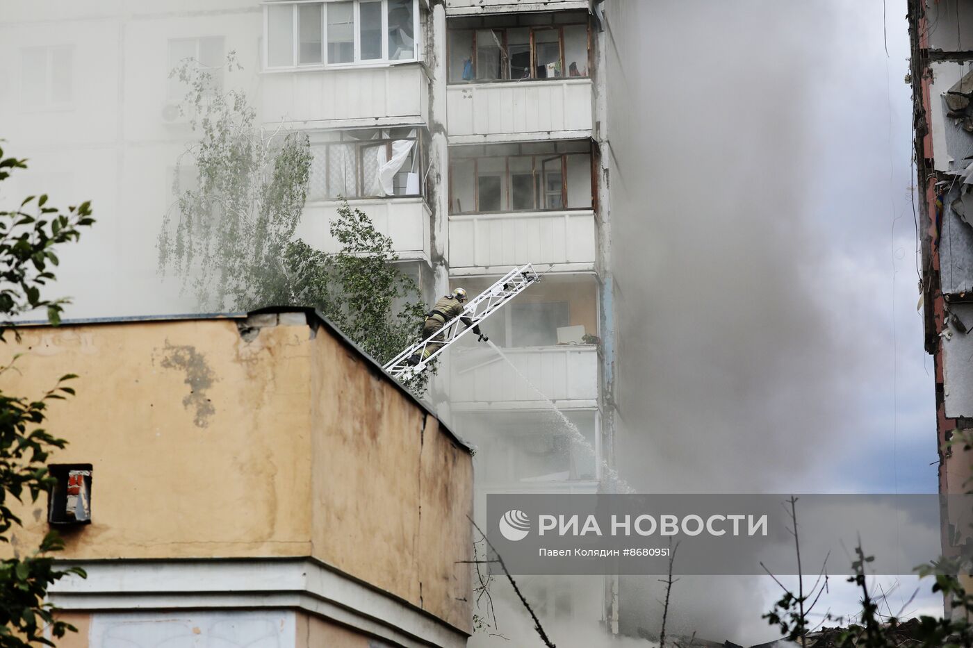 В Белгороде в результате обстрела ВСУ обрушился подъезд многоквартирного жилого дома