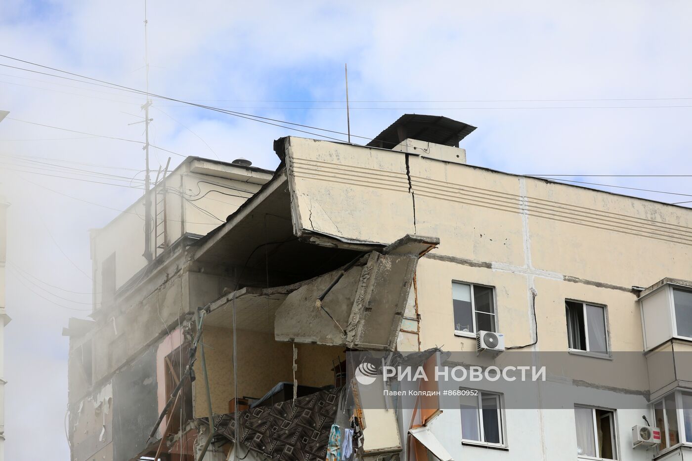 В Белгороде в результате обстрела ВСУ обрушился подъезд многоквартирного жилого дома