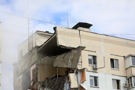 В Белгороде в результате обстрела ВСУ обрушился подъезд многоквартирного жилого дома