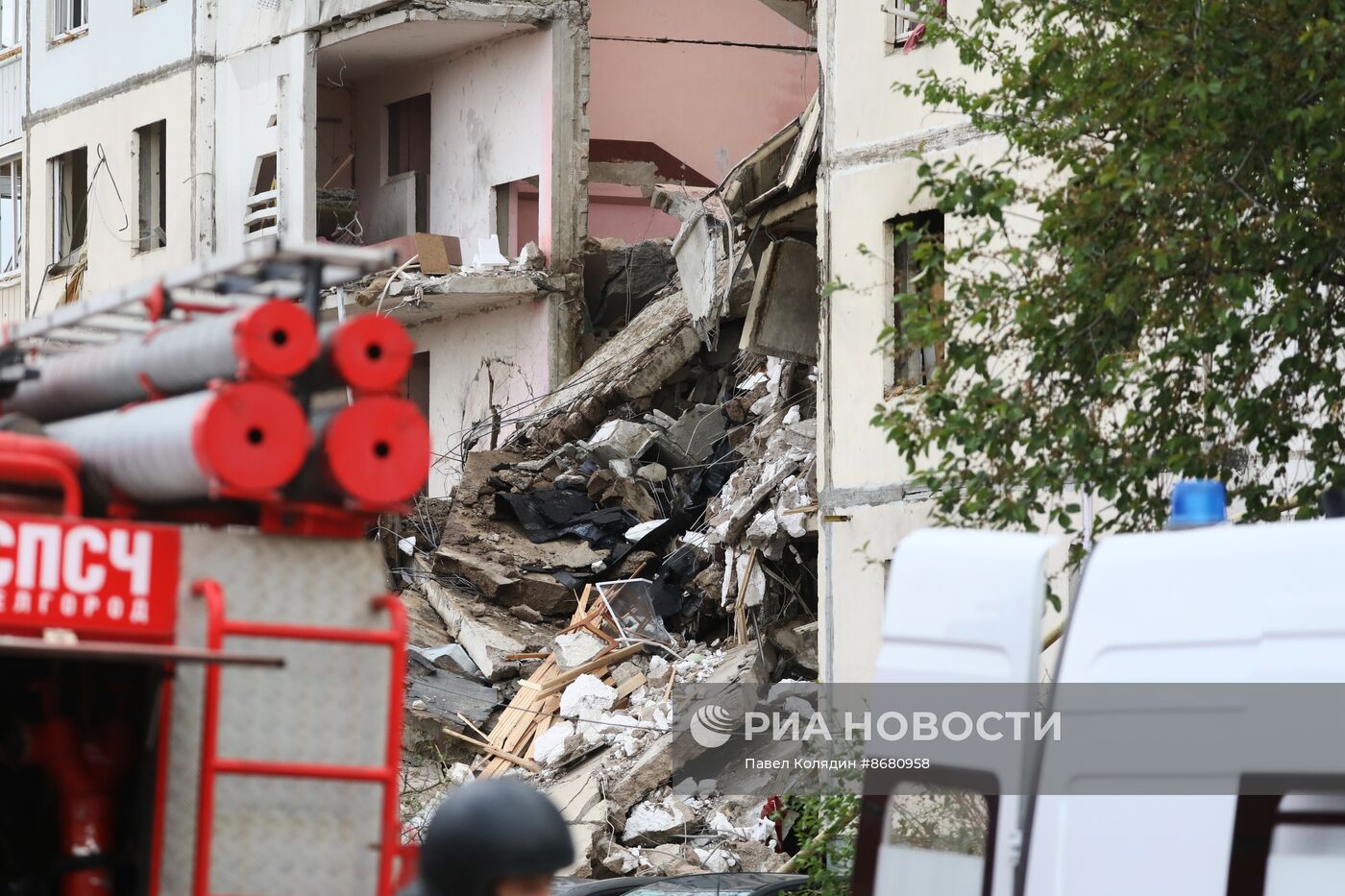 В Белгороде в результате обстрела ВСУ обрушился подъезд многоквартирного жилого дома