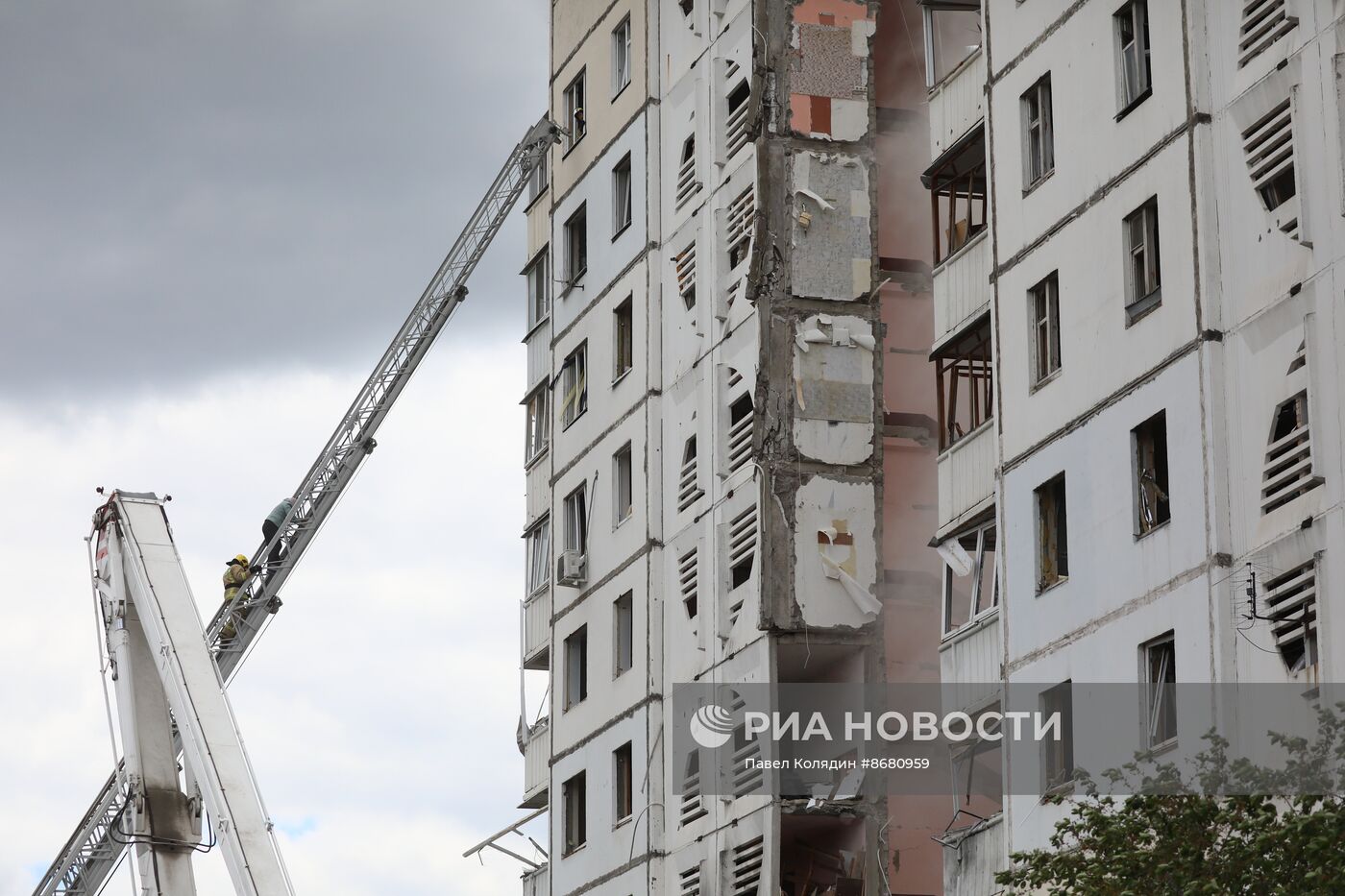 В Белгороде в результате обстрела ВСУ обрушился подъезд многоквартирного жилого дома