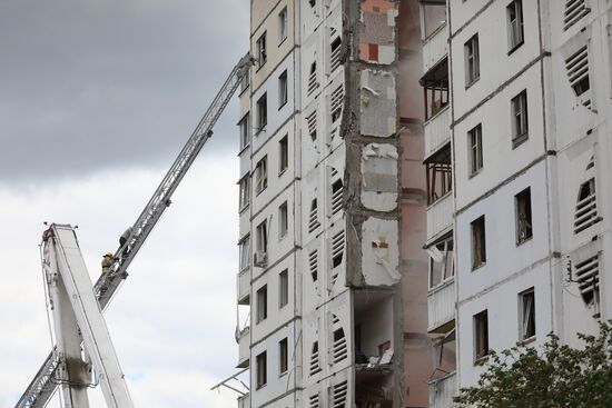 В Белгороде в результате обстрела ВСУ обрушился подъезд многоквартирного жилого дома