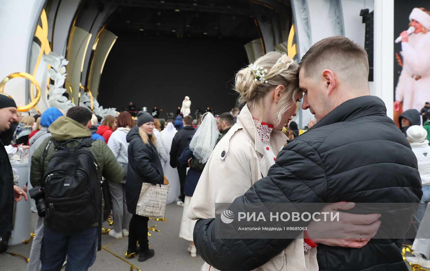 Выставка "Россия". Праздничный концерт для молодоженов в рамках Всероссийского свадебного фестиваля