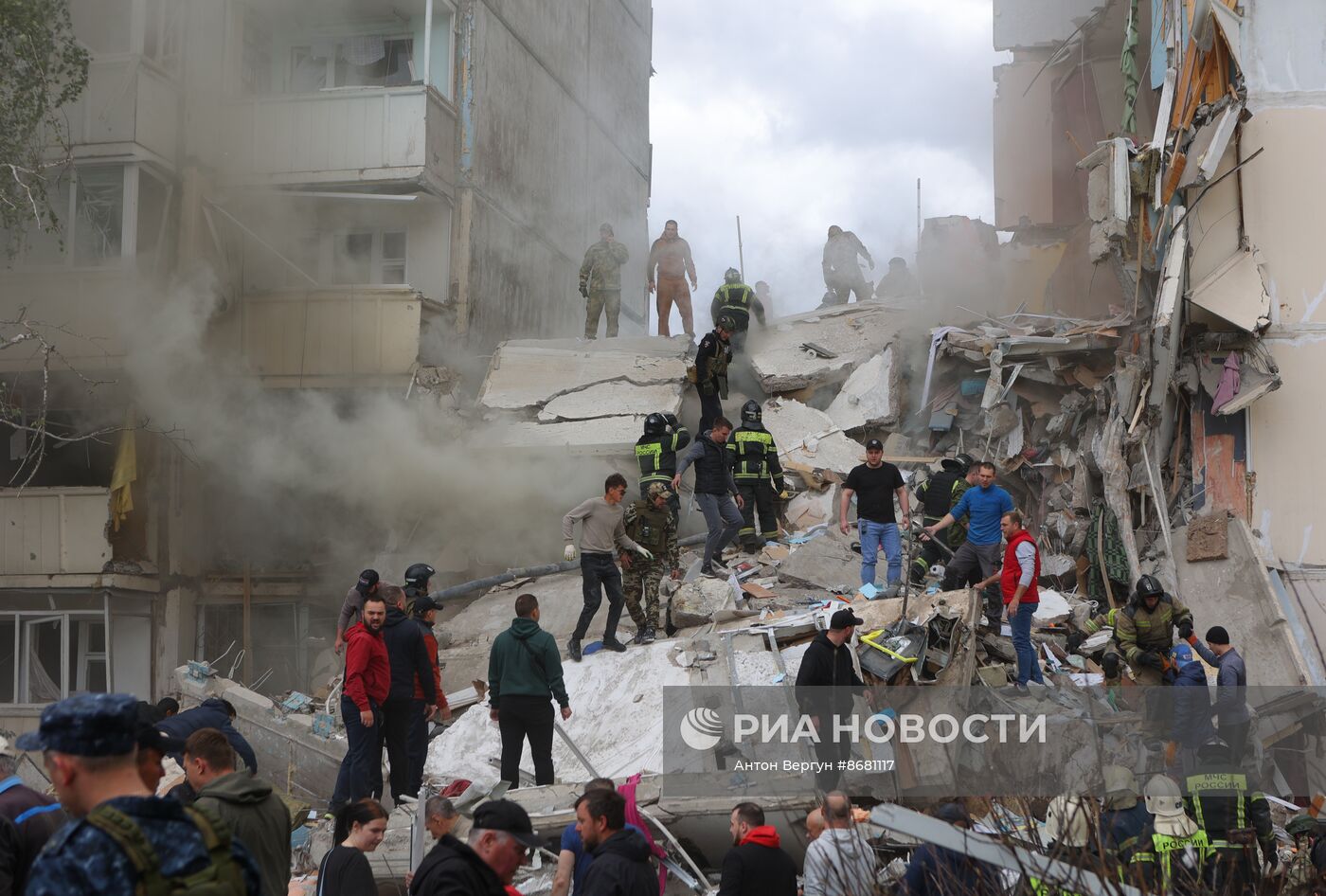 В Белгороде в результате обстрела ВСУ обрушился подъезд многоквартирного жилого дома