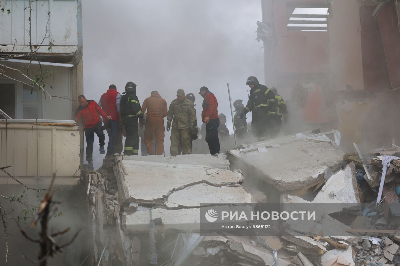 В Белгороде в результате обстрела ВСУ обрушился подъезд многоквартирного жилого дома