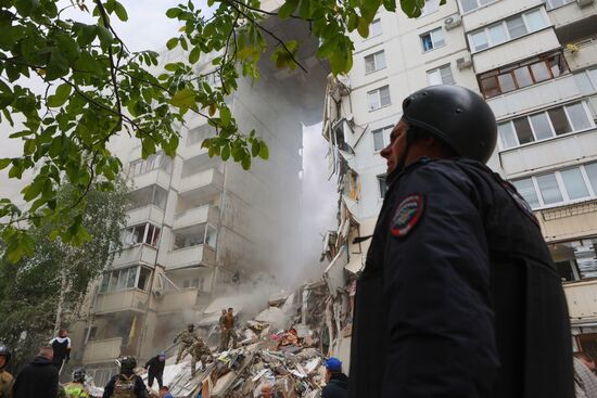 В Белгороде в результате обстрела ВСУ обрушился подъезд многоквартирного жилого дома