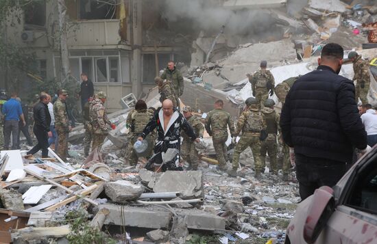 В Белгороде в результате обстрела ВСУ обрушился подъезд многоквартирного жилого дома