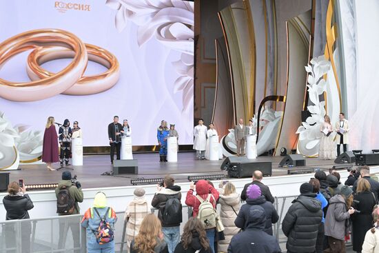 Выставка "Россия".  Торжественная церемония бракосочетания пар из ДФО
