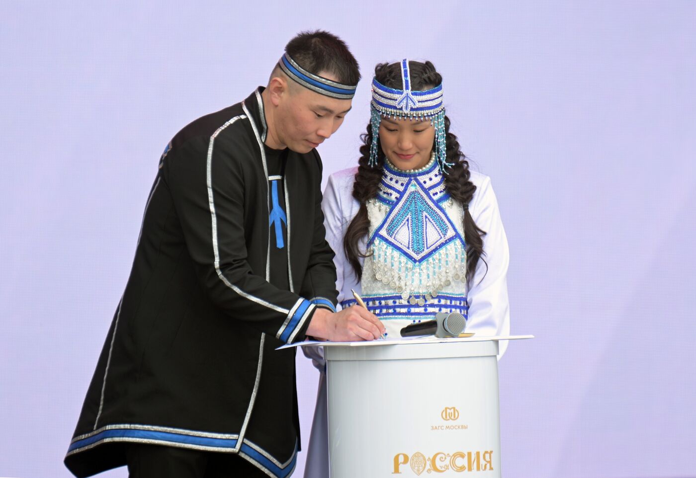 Выставка "Россия".  Торжественная церемония бракосочетания пар из ДФО