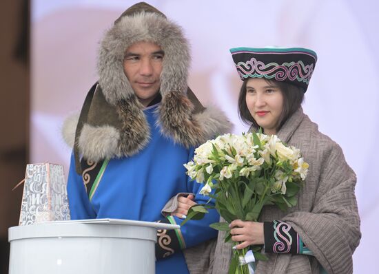 Выставка "Россия".  Торжественная церемония бракосочетания пар из ДФО