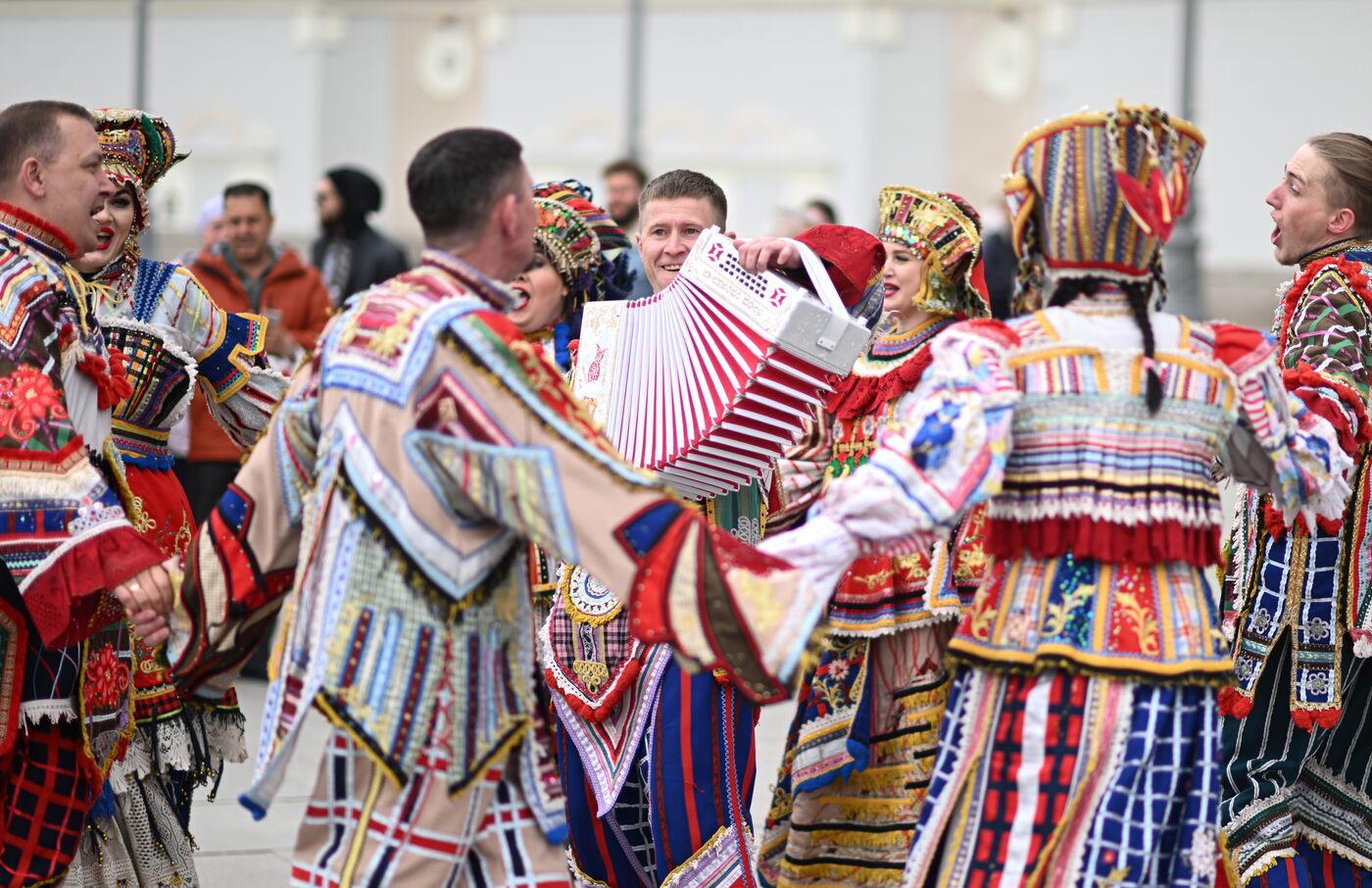 Выставка "Россия". Свадебное шествие пар и творческих коллективов ДФО с театрализованным представлением "Сватовство"