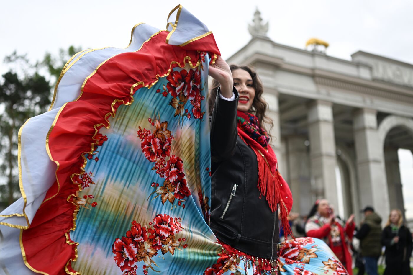 Выставка "Россия". Свадебное шествие пар и творческих коллективов ДФО с театрализованным представлением "Сватовство"