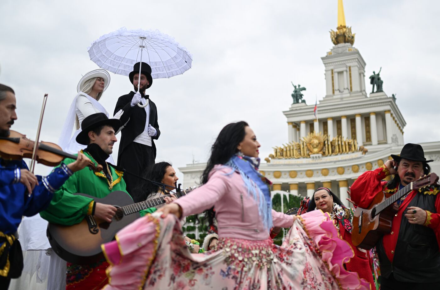 Выставка "Россия". Свадебное шествие пар и творческих коллективов ДФО с театрализованным представлением "Сватовство"