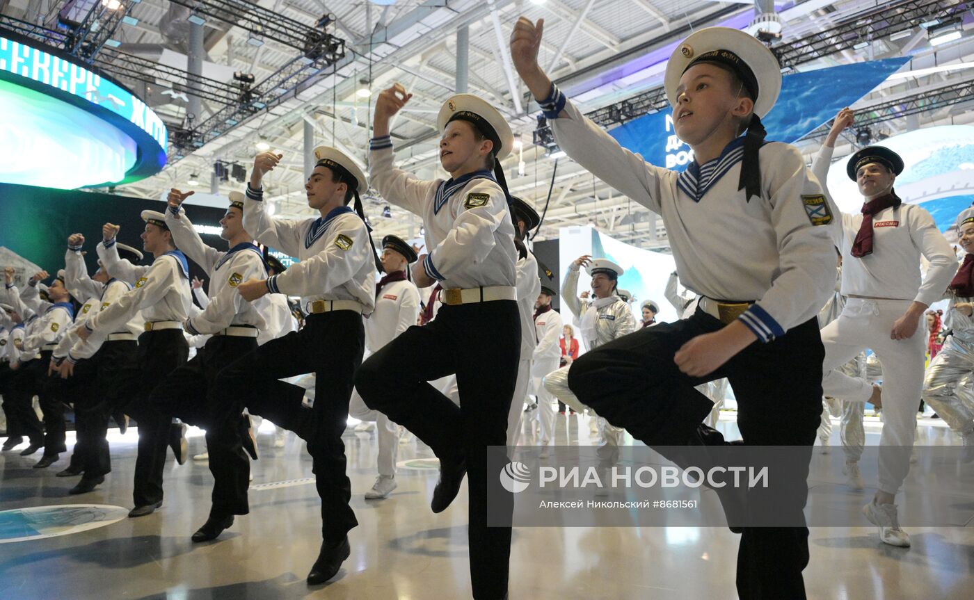 Выставка "Россия". Флешмоб "Яблочко"